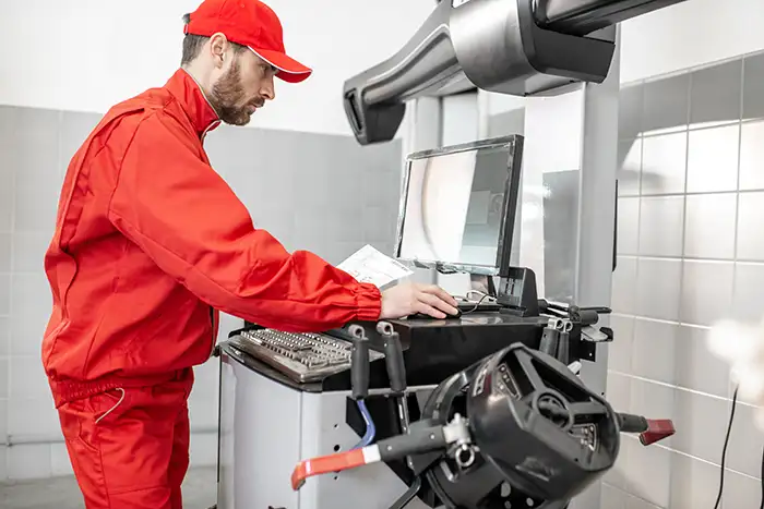 Técnico revisando el alineado de las ruedas.